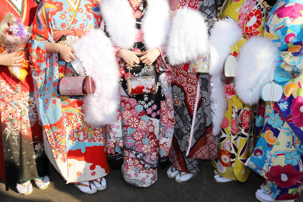 jovencitas japonesas con kimono tradicional - japanese ethnicity seijin no hi people outdoors fotografías e imágenes de stock