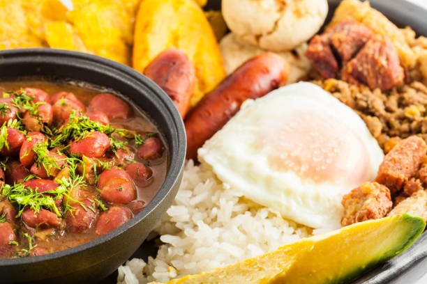 un plat colombien traditionnel appelé banda paisa - bandeja paisa photos et images de collection