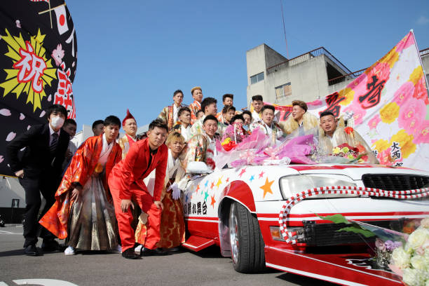 jóvenes japonesas con kimono tradicional - japanese ethnicity seijin no hi people outdoors fotografías e imágenes de stock