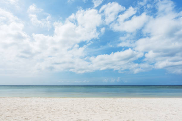 sandy beach and clouds sky background - horizon over water white green blue imagens e fotografias de stock