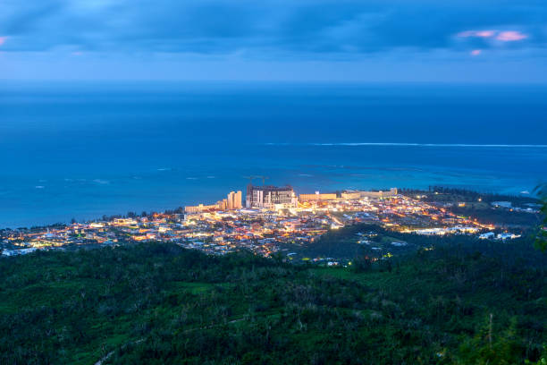 vue aérienne de la ville de saipan dans la nuit, é.-u. - îles mariannes du nord photos et images de collection