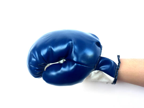 синий бокс перчатку крышку на правой руке изолированы на белом фоне - boxing glove flash стоковые фото и изображения