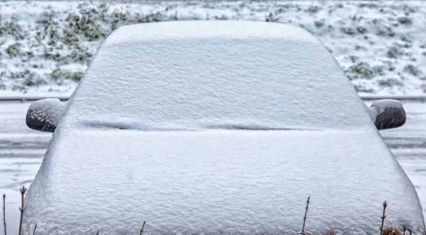 ondergesneeuwde auto traf detail van de voorkant - frozen windshield cold car stock-fotos und bilder