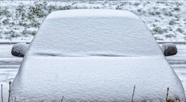 ondergesneeuwde 自動会った詳細ヴァン ・ デ ・ voorkant - frozen windshield cold car ストックフォトと画像