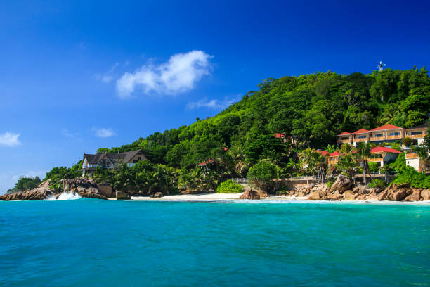 istock Seychelles, island Praslin, waves with splashes, 1098202986