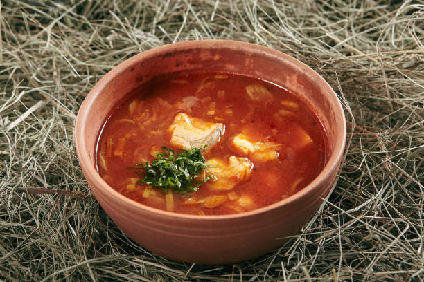 bacia cerâmica vintage da sopa de peixe vermelho com salmão e pike percas - tom tom yum meal soup - fotografias e filmes do acervo