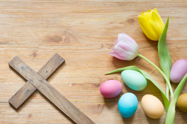 oeufs de pâques et de la croix sur fond abstrait en bois printemps - easter egg religion cross spirituality photos et images de collection