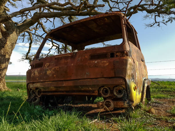 istock Front of a rusted and abandoned truck cab. 1098218516