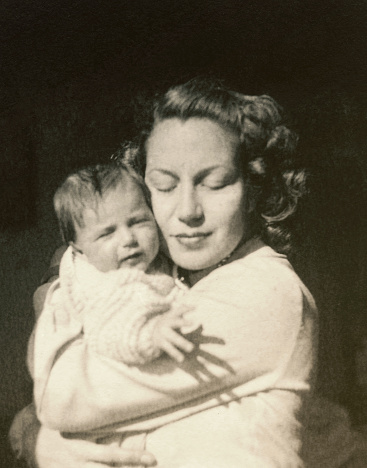 Joven madre con su bebé en 1948 photo