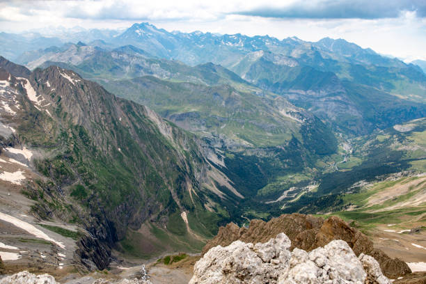 istock Valley and Cirque de Gavarnie 1098231490