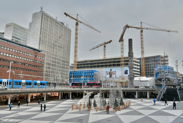 ストックホルムのセルゲルトグル広場 - stockholm town square sergels torg city ストックフォトと画像