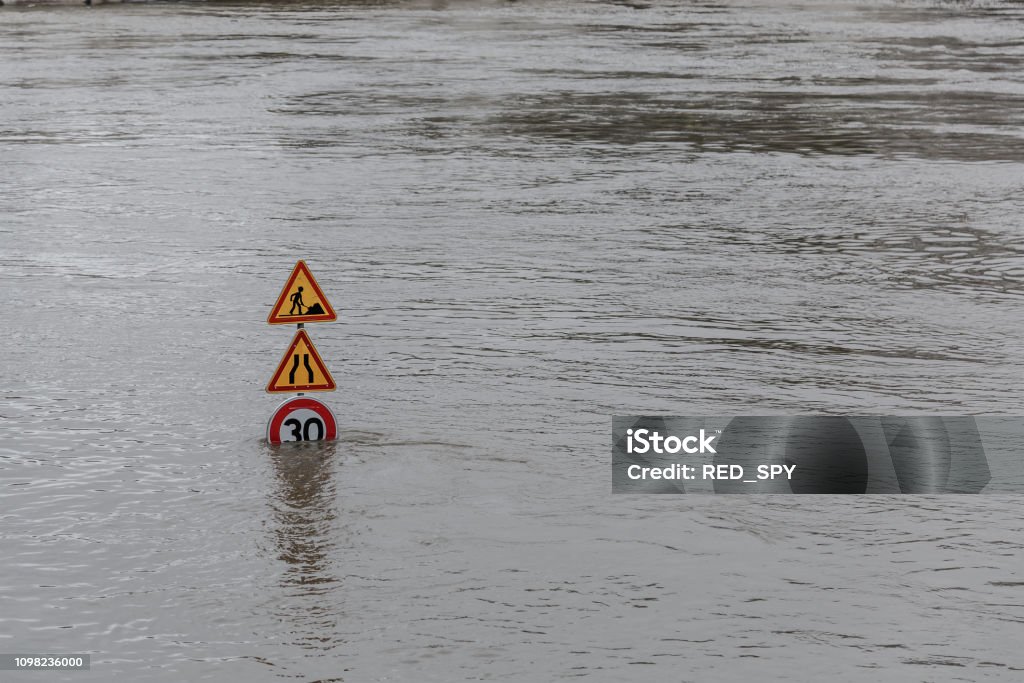 Inundaciones de agua. Señales de tráfico cubiertas de agua - Foto de stock de Inundación libre de derechos