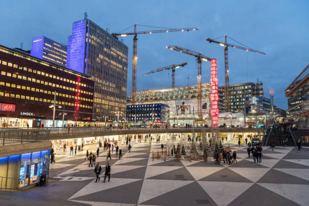 ストックホルムのセルゲルトグル広場 - stockholm town square sergels torg city ストックフォトと画像