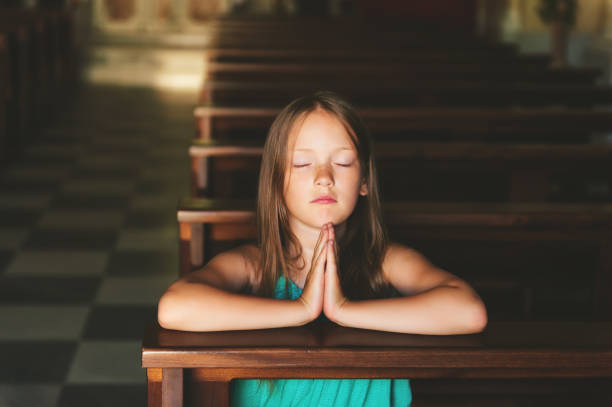 教会、宗教概念の祈り子 - praying joy indoors lifestyles ストックフォトと画像