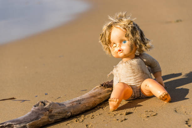 cast away broken doll wyrzucony na plaży - worthless zdjęcia i obrazy z banku zdjęć