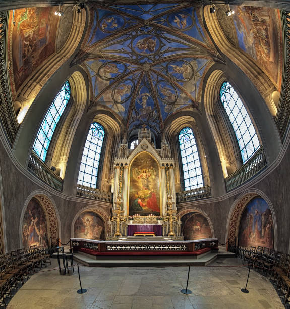 coro y altar de la catedral de turku, finlandia - iluminación de techo abovedado fotografías e imágenes de stock