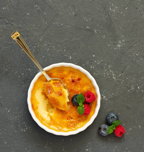 クレームブリュレ。キャラメルの皮、果実とデザート。 - dessert creme brulee food gourmet ストックフォトと画像