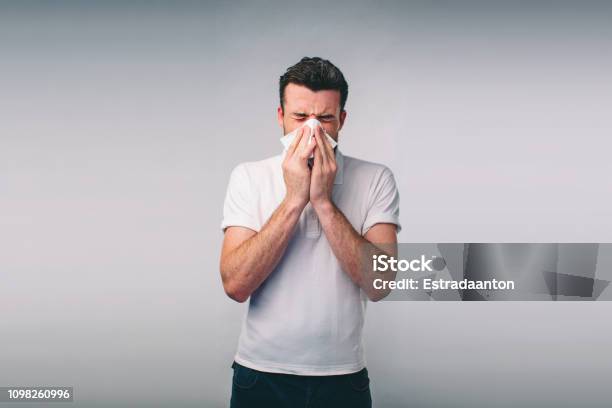 Studio Bild Från En Ung Man Med Näsduk Sjuka Killen Isolerade Har Rinnande Näsa Man Gör Ett Botemedel Mot Förkylning Nerd Bär Glasögon-foton och fler bilder på Nysa