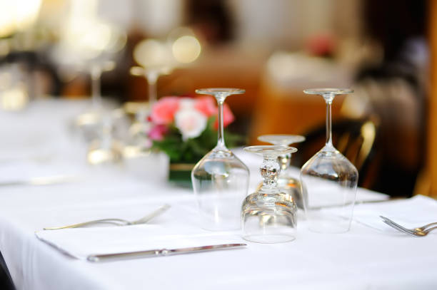 stylish outdoor cafe - restaurant tablecloth imagens e fotografias de stock