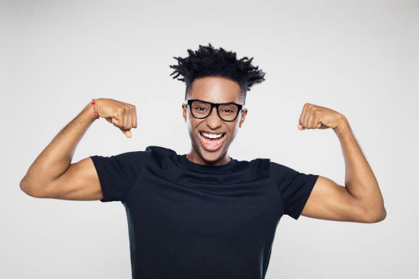 возбужденный афро-американский человек сгибая мышцы - human muscle bicep muscular build men стоковые фото и изображения