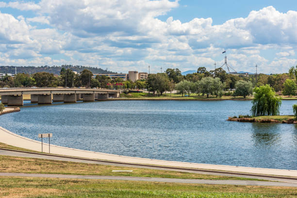 lago burley griffin y parlamento casa canberra - city urban scene canberra parliament house australia fotografías e imágenes de stock