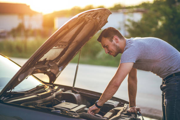 車のボンネットの下を探してください。 - engine car hood repairing ストックフォトと画像