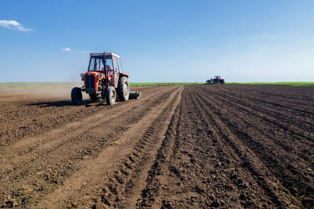 traktoren im landwirtschaftlichen bereich aussaat im frühjahr - green crop tractor planting stock-fotos und bilder
