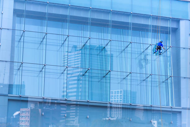 istock People who clean glass windows 1098303470