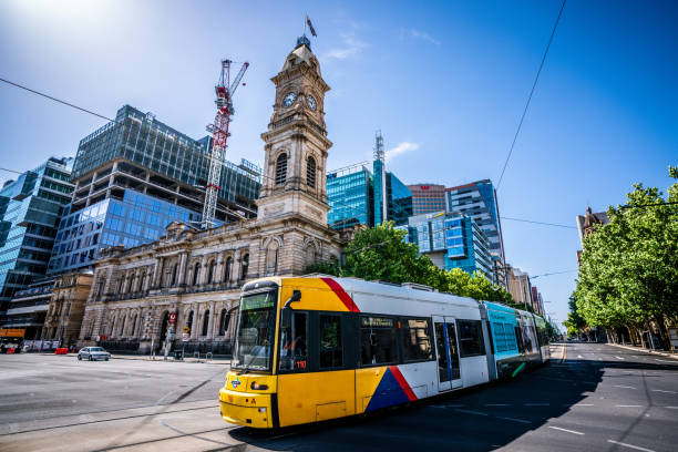 adelaide straßenbahn, glenelg mit general post office einer kolonialen gebäude im hintergrund in adelaide sa australien - road direction street car stock-fotos und bilder