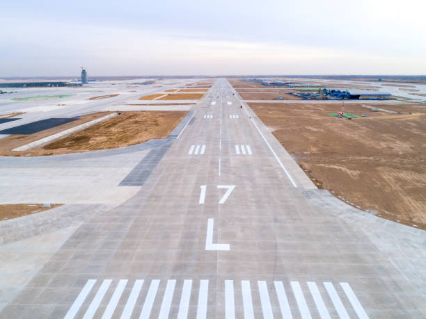 beijing daxing airport runway - pista de aeroporto imagens e fotografias de stock