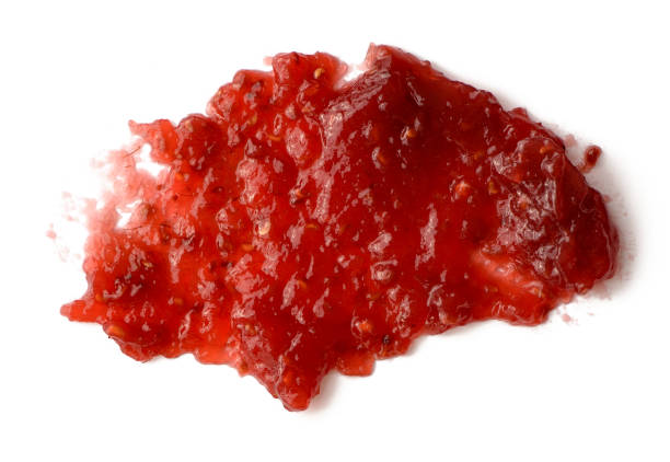 白い背景に分離されたラズベリー ジャム - fruit sauce ストックフォトと画像
