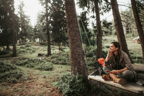 musique écoute jeune femme séduisante sur smartphone dans la forêt - headphones relaxation outdoors caucasian photos et images de collection