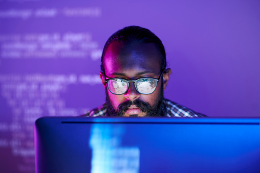 Programador frente a monitor photo