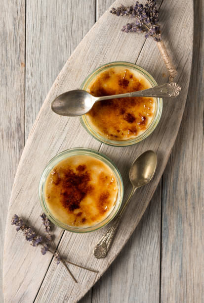 vegan creme brulee - dessert ready to eat creme brulee food imagens e fotografias de stock