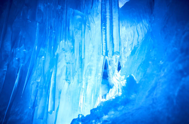 à l’intérieur d’un glacier - crevasse glacier snow european alps photos et images de collection