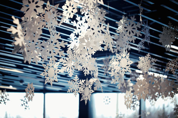 christmas decoration snowflakes on the ceiling in the office - window snow christmas decoration imagens e fotografias de stock