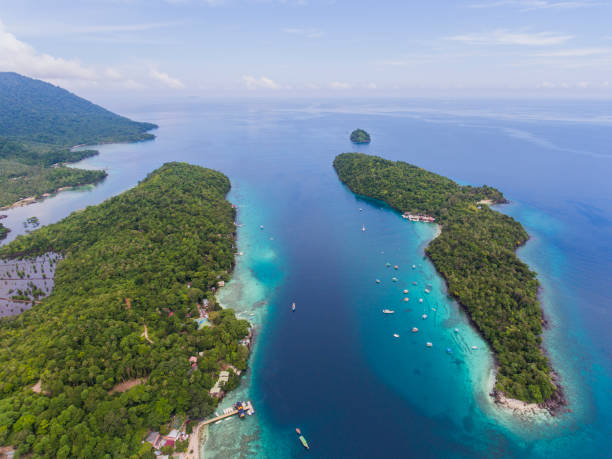 вид с воздуха на остров рубия - sabang стоковые фото и изображения
