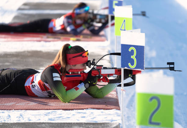 대상 촬영 연습 하는 두 젊은 여자 바이애슬론 경쟁사의 측면 보기 - biathlon 뉴스 사진 이미지