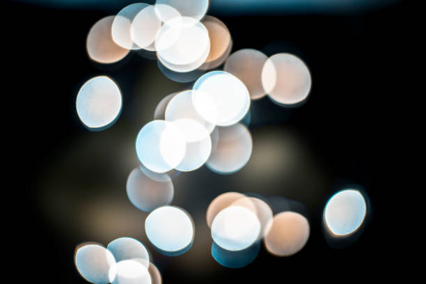 les lumières de noël colorés et arrière-plan flou ou bookeh d'entre eux. ; - bookeh defocused abstract decoration photos et images de collection