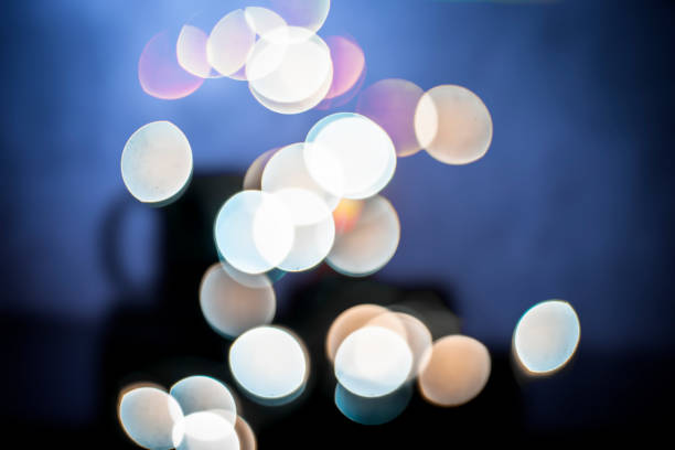 les lumières de noël colorés et arrière-plan flou ou bookeh d'entre eux. ; - bookeh defocused abstract decoration photos et images de collection