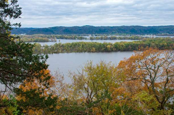 istock Overlooking Mississippi River From Effigy Mounds 1098351360