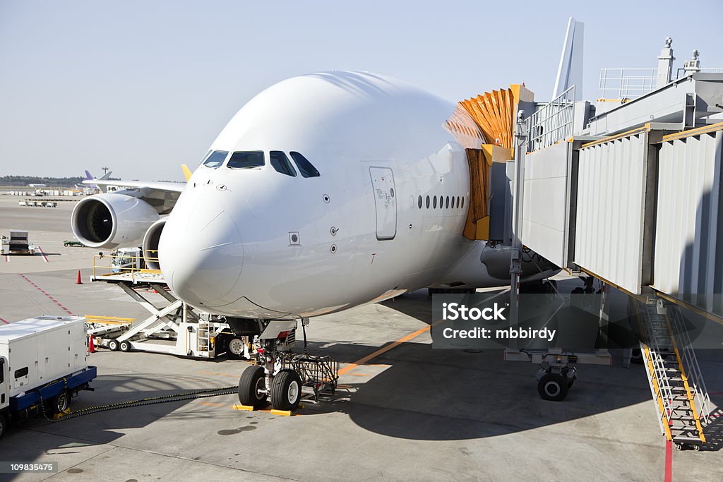 Большой пассажирский самолет Идет загрузка - Стоковые фото Biggest роялти-фри