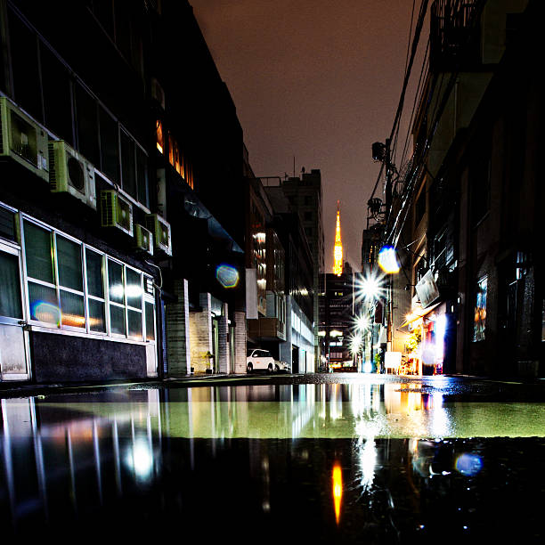 lluvia en la ciudad de noche - hamamatsucho fotografías e imágenes de stock