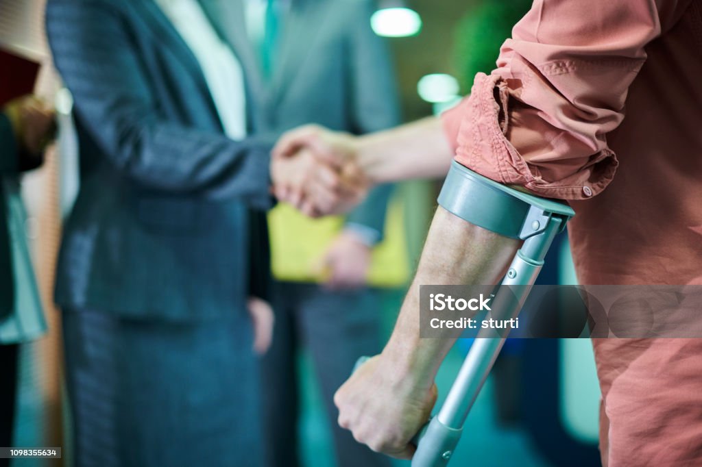 personal injury lawyer a man with a personal injury finally gets some legal representation Physical Injury Stock Photo