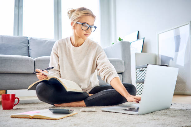 женщина, используя ноутбук оплаты счетов в интернете и управления домашним бюджетом - buying shopping computer cup стоковые фото и изображения