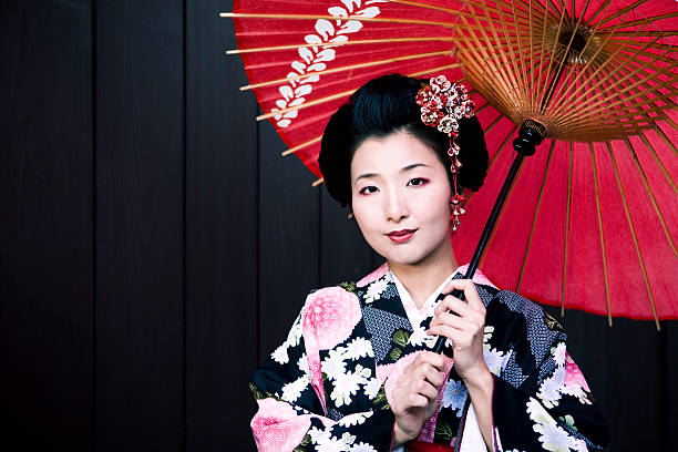 Donna In Kimono Giapponese E Ombrellino - Fotografie stock e altre immagini  di Geisha - Geisha, Giappone, Cultura giapponese - iStock