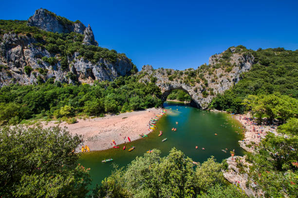 pont d ' arc, eine natürliche brücke geschnitzt, vom fluss ardèche, süd-zentral-frankreich - mountain mountain range landscape france stock-fotos und bilder