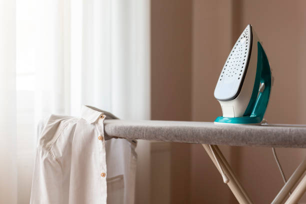 アイロン ボード - iron laundry cleaning ironing board ストックフォトと画像
