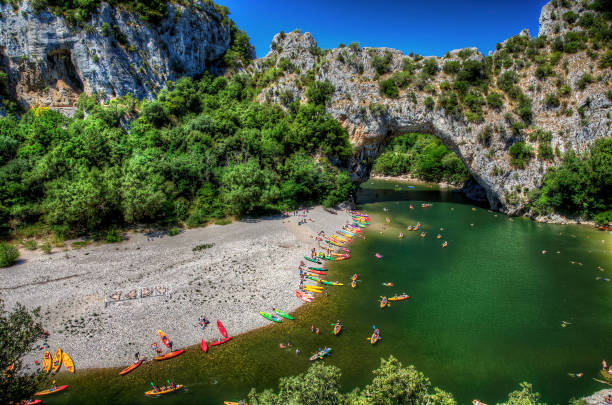 pont d ' arc, eine natürliche brücke geschnitzt, vom fluss ardèche, süd-zentral-frankreich - mountain mountain range landscape france stock-fotos und bilder