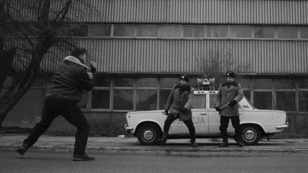 ley marcial polaca 1981. milicia socialista persiguiendo activista antidisturbios. gesto ofensivo - 1981 fotografías e imágenes de stock